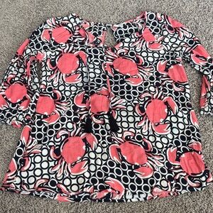 Crown and Ivy Crab Print Peasant Top in Coral and Navy